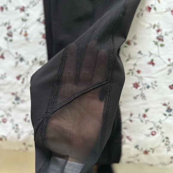 Lululemon Size 8 “Sheer/Polka dots” Side Detail - Picture 5 of 5